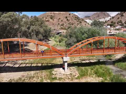 Puente peatonal sobre el río Guadalhorce a su paso por la Estación de Álora. Corredor Verde del Guadalhorce. Vídeo 1