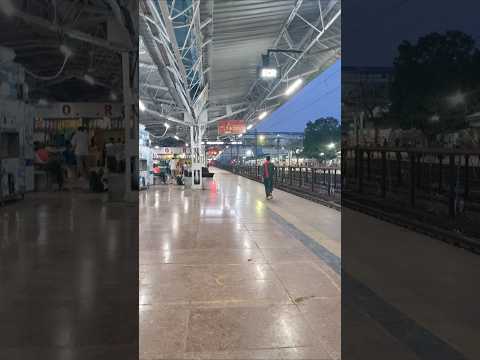 Lokmanya Tilak  Terminus - Patna Express Arriving Mughalsarai Jn [Train Announcement]