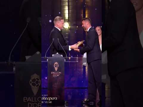 Luis de la Fuente y Unai Simón se llevan el premio a mejor entrenador y portero 2026 #shorts