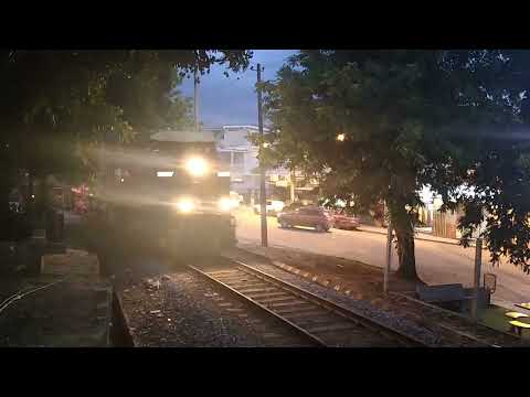 MRS - Final de tarde minério vazio passando pelo centro da cidade de Três Rios, RJ.