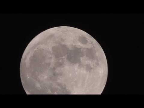 Full månen filmat med en kraftfull zoom, HC-V550