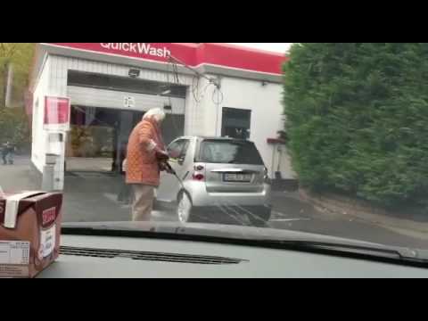 Rentner paar  an der Tankstelle