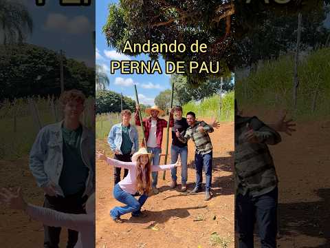 Quem já brincou de PERNA DE PAU? #nostalgia #humor #brincadeira #competição #risos #engraçado