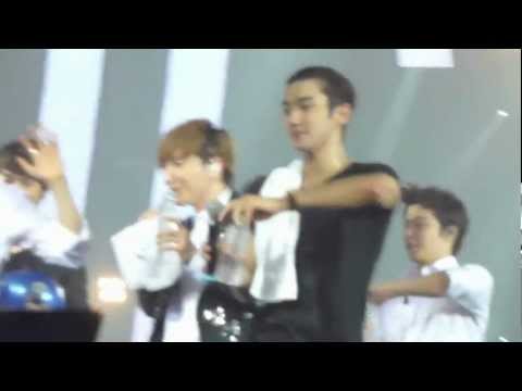 [HD CLOSE FANCAM] 120406 Siwon/Hyuk Birthday, Members spitting water at each other