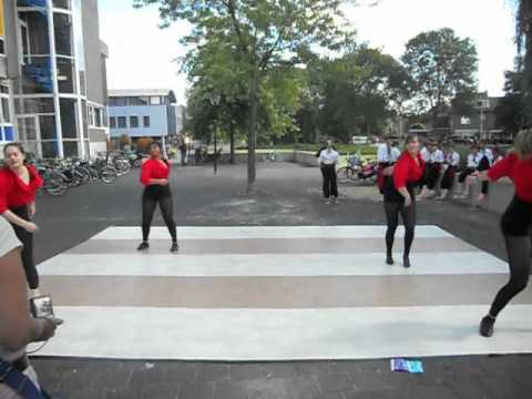 Balletstudio Mirjam Ouwerkerk - Kindermarkt 2012 - Robotdans (2)