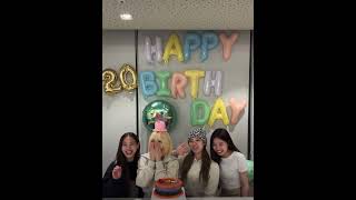 Download lagu Bangchan came during NIZIU Riki's birthday live and they greeted him cutely🥺 #skz #niziu mp3