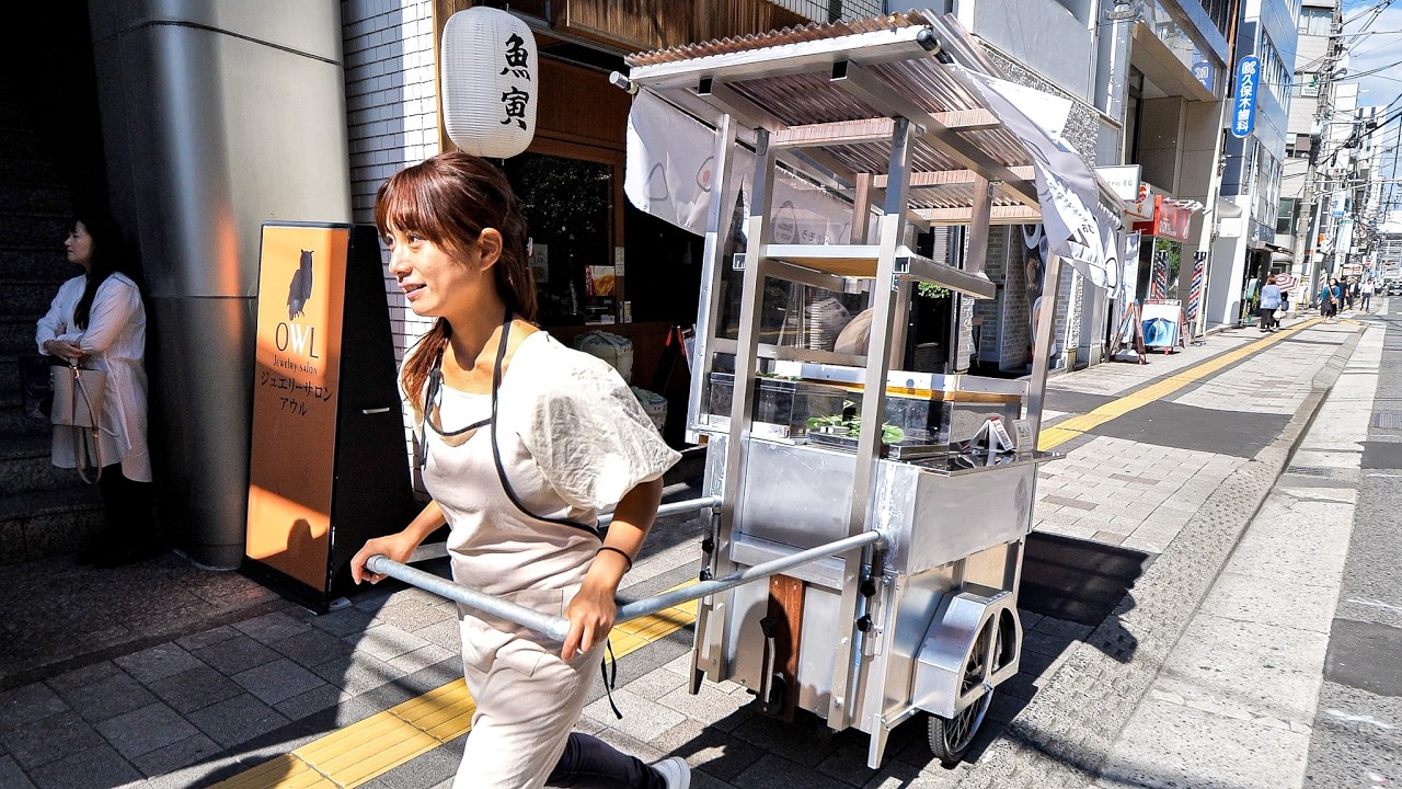 27-Year-Old Rice Ball Beauty's Solo Journey: Working Hard with a 100kg Food Cart！