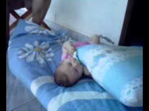 UM ANJINHO QUERENDO COMER O TRAVESSEIRO!