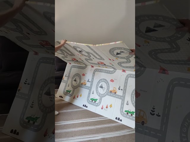 Vídeo relacionado con JOYIN - Alfombra de Juego para niños con 12 vehículos retráctiles, Alfombra Duradera para niños, Juego de simulación Urbano, Alfombra con Pista de Coches para niños pequeños