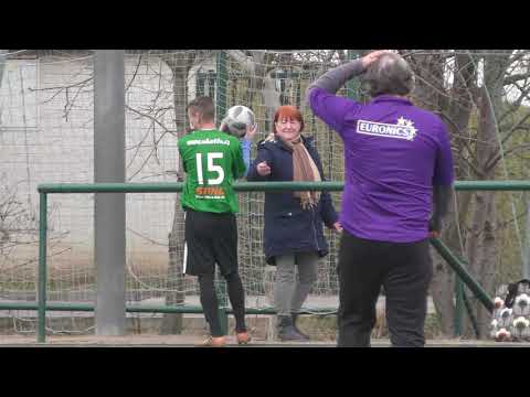 Na fotbale - podavačky míčů