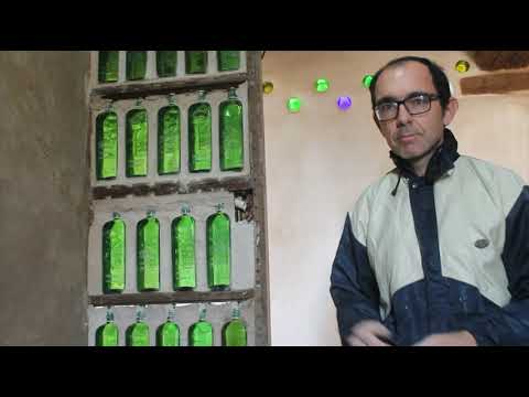 Pared de botella de vidrio.  Pared de botellas en estructura de madera para baño/ pasillo.