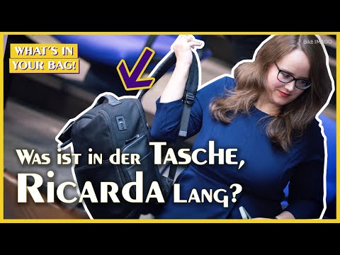 Was macht ein Karnevalsorden in Ricarda Langs Tasche? | What’s in Your Bag