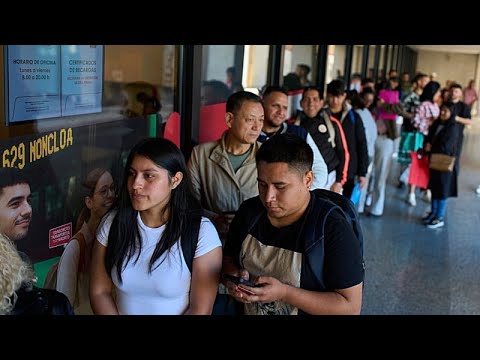 Llargues cues i sistema caigut el primer dia de la regularització d'immigrants a Espanya