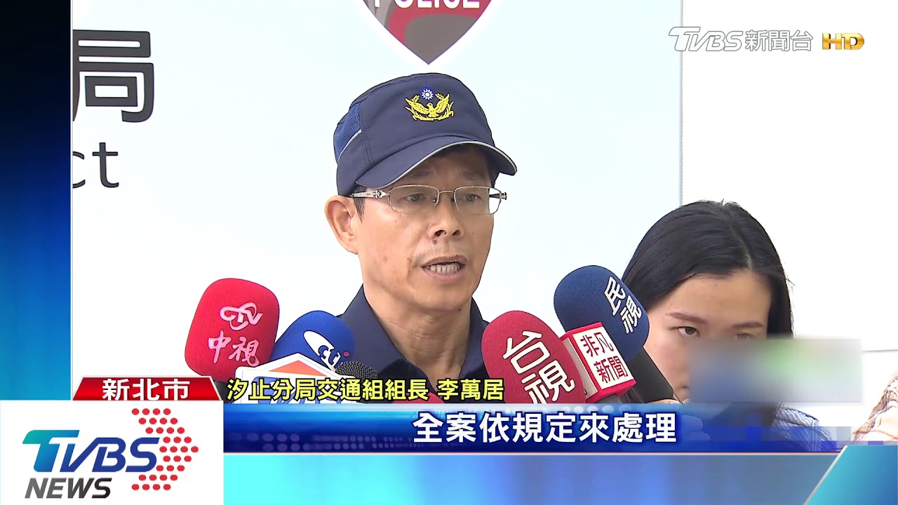 碰!員警開車門沒注意 騎士遭撞倒卡電桿