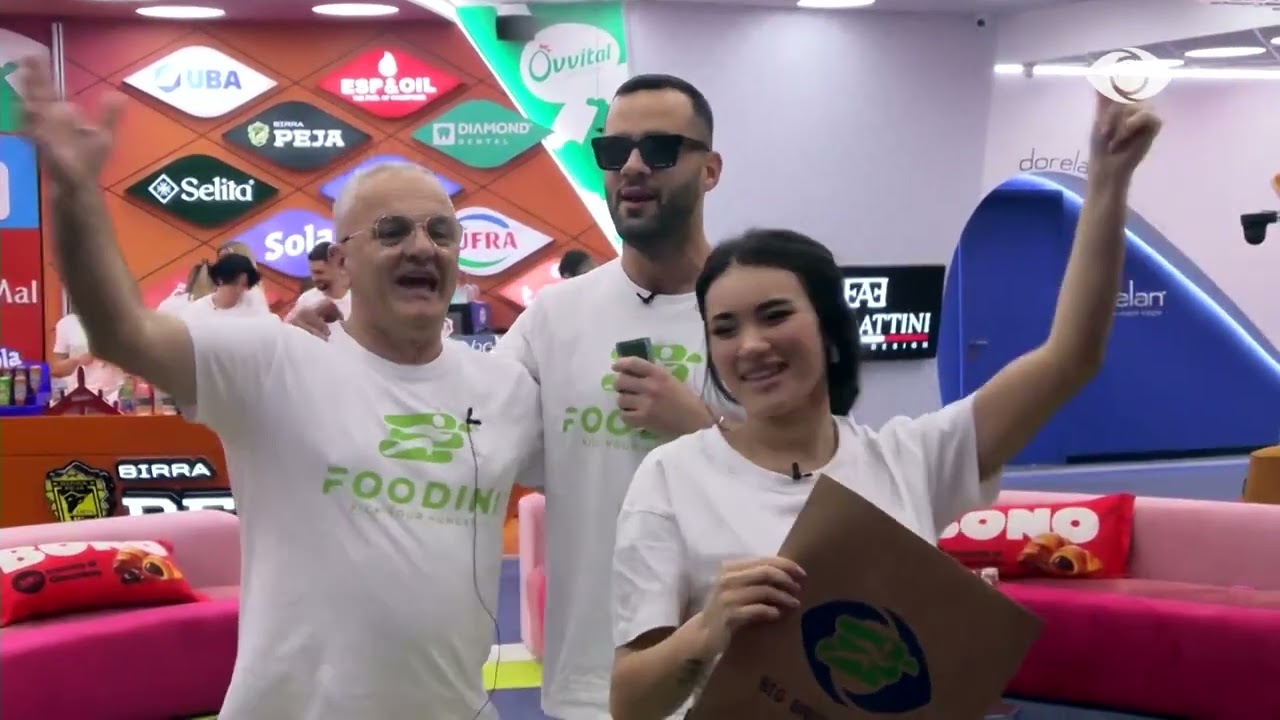 Artani dhe Stenaldo këndojnë së bashku në living