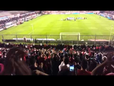 ""QUE SE MUERAN TODOS LOS CHILENOS..." + Himno" Barra: La Barra del Rojo • Club: Independiente