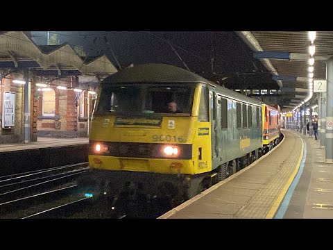Freightliner 90016 and 90006 slowly head through Ipswich working 4S88 24/11/21