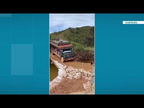 Peligro por intentar cruzar puentes que colapsaron por las lluvias en Yolombó