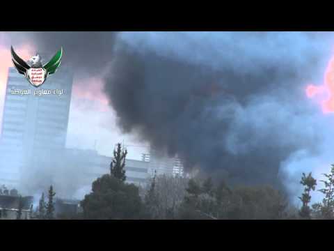 دخان كثيف نتيجة استهداف كتيبة الحافظ الذهبي التابعة للواء مغاوير الغوطة حاجز مجمع 8 آذار في حي الزبلطاني في مدينة دمشق