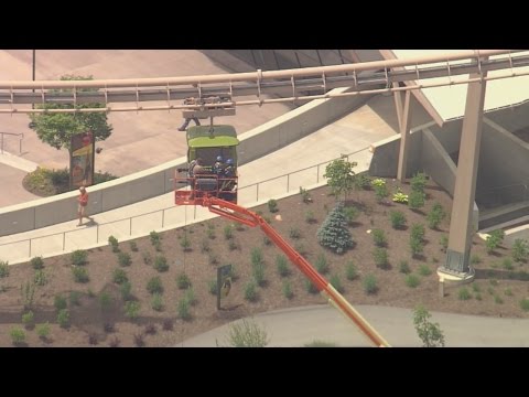 10 people rescued from stuck zoo gondola