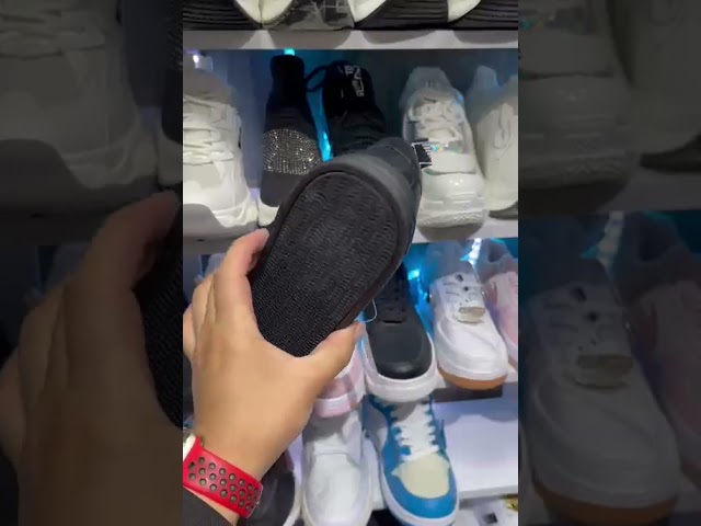Vídeo relacionado con EA7 Emporio Armani Zapatilla Deportiva Hombre 7X000613AF23027 8056643308746-44, Negro y dorado., 40 2/3 EU