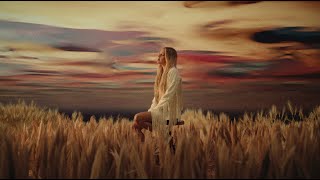 Musik-Video-Miniaturansicht zu Love Is A Cowboy Songtext von Kelsea Ballerini