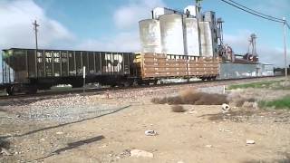 preview picture of video 'BNSF 7538 E meets BNSF 4152 W @ Planada [HD]'
