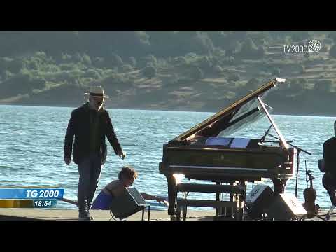 Musica, Ludovico Einaudi in concerto al tramonto sul Lago di Campotosto