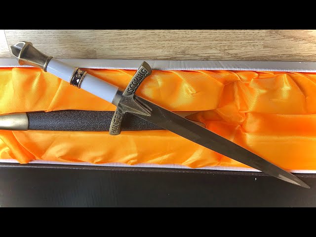 Vídeo relacionado con AMONT Daga Decorativa Ira de Dragón Negra 61 cm en Acero Carmesí con Soporte de Exhibición sin Filo | EYM