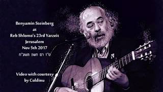 Shlomo Carlebach │L'Mikdashech למקדשך│Benyamin Steinberg (הזמר והיוצר בנימין שטיינברג) - התמונה מוצגת ישירות מתוך אתר האינטרנט יוטיוב. זכויות היוצרים בתמונה שייכות ליוצרה. קישור קרדיט למקור התוכן נמצא בתוך דף הסרטון