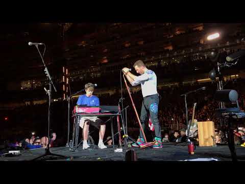 Coldplay inviting a fan to play O (Fly On) on stage