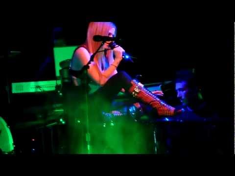 Avril Lavigne - Alice (Extended) (Live in Paris 2011) - 07   [HD]
