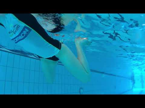 Nauka pływania -  Styl klasyczny (żabka) - Prawidłowa praca nóg