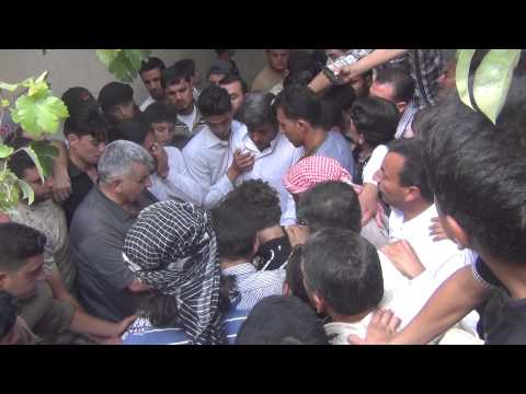 وداع أهل الشهيد محمد عبد العزيز الدغيم قبل خروج جنازته من بيته