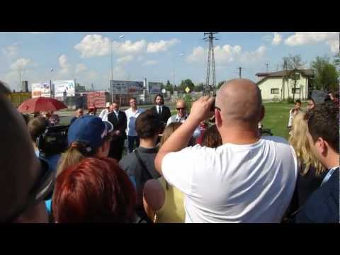 Stanisław Tym otwiera uroczyście ulicę imienia Stanisława Barei w Kutnie.