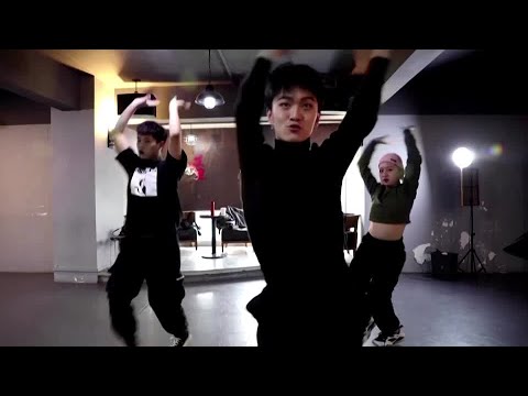 武漢的時尚舞蹈在鎖定後找到了生機 (Wuhan's vogue dance finds life after lockdown)