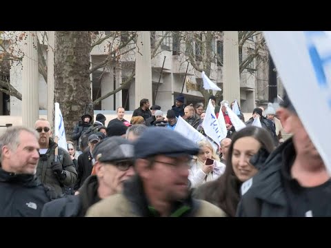 Anti-vaxxers protest in London as first Covid jabs given out | AFP