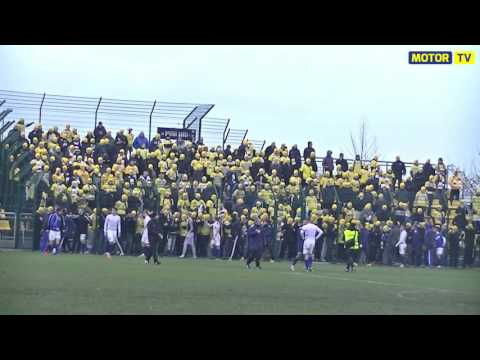 Kibice i piłkarze Motoru świętują zwycięstwo w Derbach