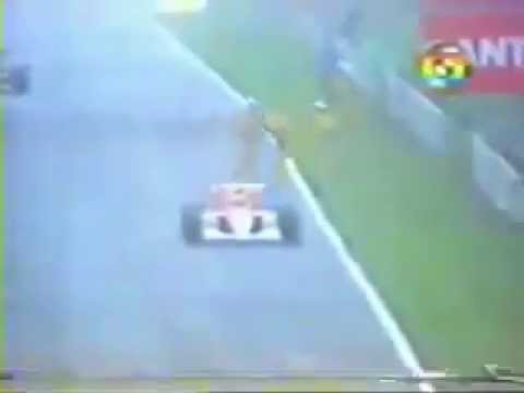 Ayrton Senna, com apenas uma marcha, vence o GP Brasil de F1