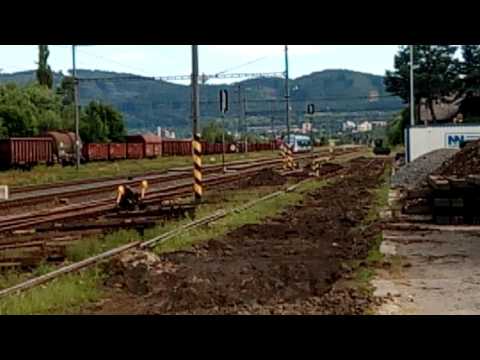 Přijezd a odjezd os 7065 ve stanici dalovice