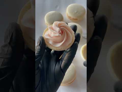 Lemon raspberry Mac action for you this Thursday. 👌🏼 #macarons #bakingvideo