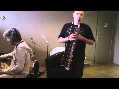 Slide alto saxophone played by Frédéric Couderc and described by Bruno Kampmann.