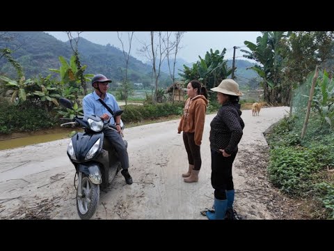 Chu happened to meet Mrs. Thuy and Duyen when they were pulling a water hose.