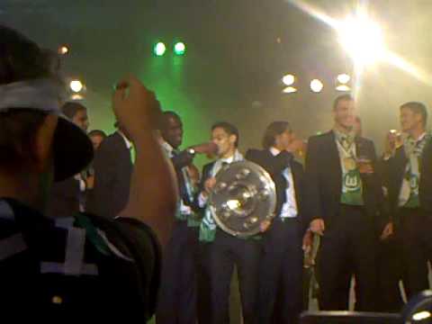 Meisterfeier: VfL Wolfsburg auf dem Rathausplatz mit der Meisterschale