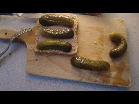 MongoTV_7966 - Min Frokost - RISTET TOASTBRØD Med LEVERPOSTEJ og SPEGEPØLSE og DRUE AGURKER