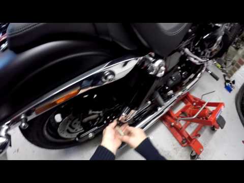 Harley Fat Bob fitting Ohlins HD762 shocks