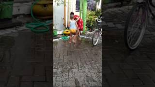 Download lagu Video heboh tante vs ponakan mandi sore mp3 Download lagu Video heboh tante vs ponakan mandi sore mp3