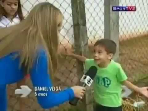 Repórter faz pergunta idiota e paga mico