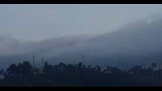 preview picture of video 'Vallirana. Niebla desbordando la montaña.'
