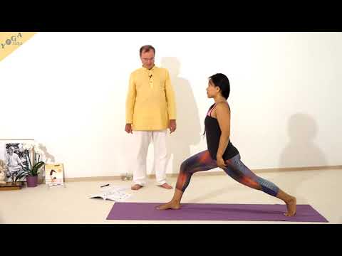 Drehendes Heldendreieck mit Fingerspitzen an der Außenseite des Fußes - Yoga Asana Lexikon